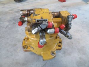 Reductor de rotire caterpillar - componentă hidraulică galbenă cu conectori roșii 1 Reductor de rotire caterpillar – componentă hidraulică galbenă cu conectori roșii