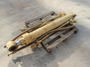 Cilindru hidraulic pentru acționarea cupei caterpillar 330c 1 Cilindru hidraulic pentru acționarea cupei caterpillar 330c