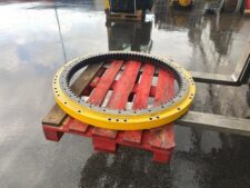 Coroană de rotire galbenă pentru Caterpillar 313, pe palet roșu