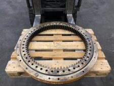 Coroană de rotire pentru excavatoare și utilaje grele