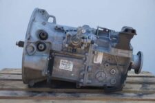 Cutie de viteze Mercedes-Benz G85-667-0773 pe palet de lemn