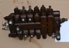 Distribuitor hidraulic pentru buldoexcavator Case 580