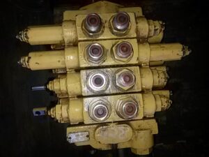 Distribuitor comanda buldoexcavator caterpillar 428