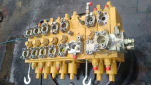 Distribuitor hidraulic pentru excavator caterpillar m312