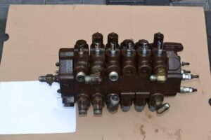 Distribuitor hidraulic pentru bobcat 316-12 1 Distribuitor hidraulic pentru bobcat 316-12