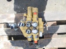 Distribuitor hidraulic frontal pentru CATERPILLAR 428C