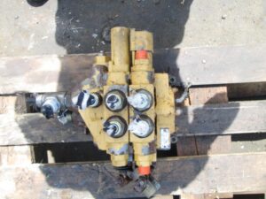 Distribuitor hidraulic frontal pentru caterpillar 428c 1 Distribuitor hidraulic frontal pentru caterpillar 428c