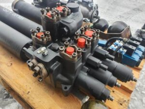 Distribuitor hidraulic pentru volvo l150 1 Distribuitor hidraulic pentru volvo l150