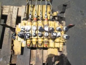 Distribuitor hidraulic spate pentru utilaj caterpillar 428c