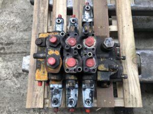 Distribuitor hidraulic pentru vola jcb