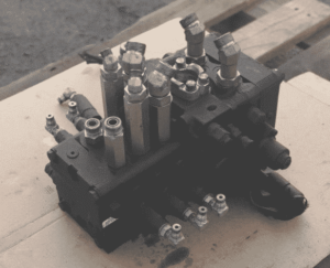 Distribuitor hidraulic pentru komatsu d65ex-15 1 Distribuitor hidraulic pentru komatsu d65ex-15