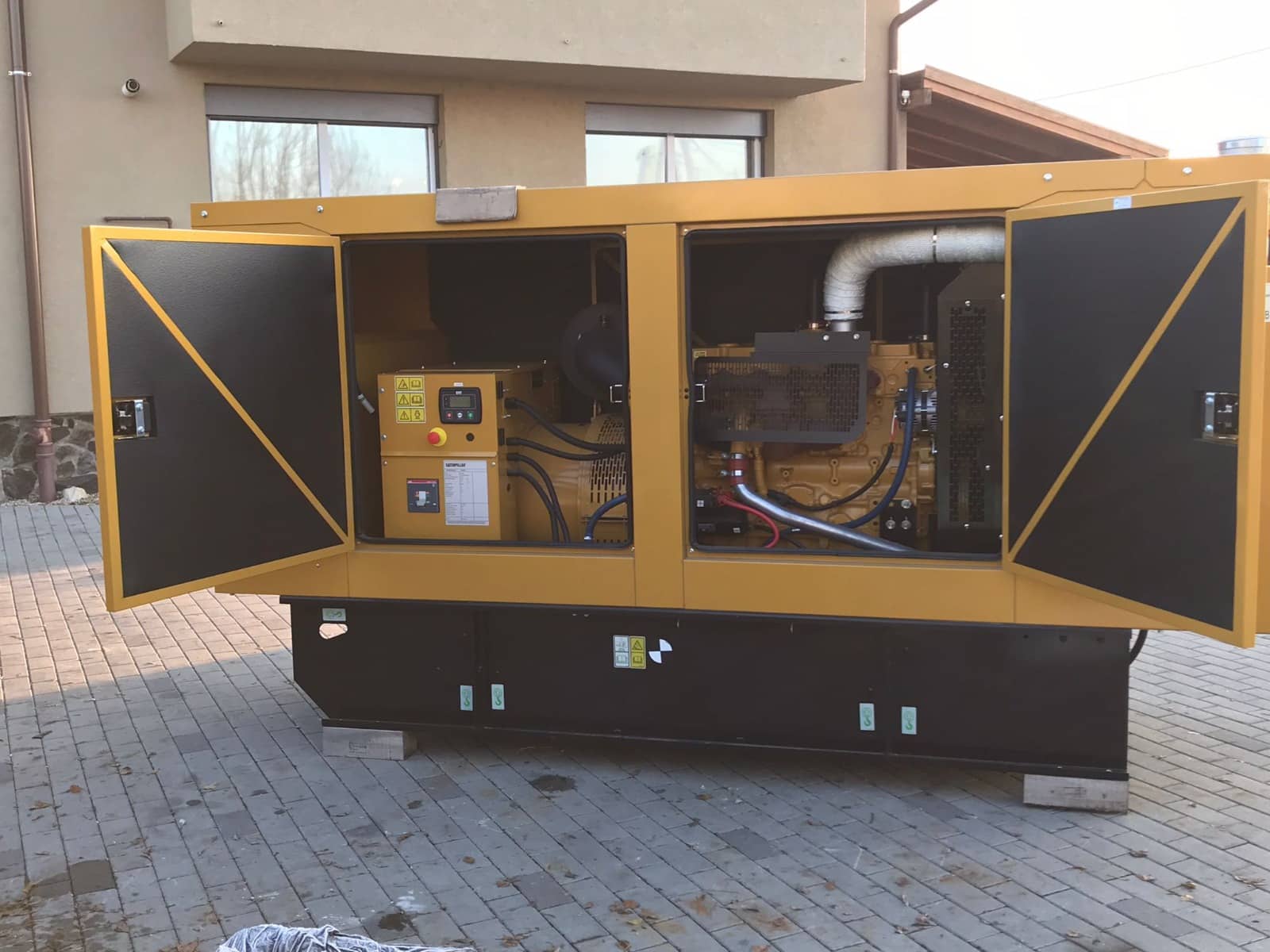 Generator Caterpillar DE200GC 200 kVA cu motor Caterpillar C7.1