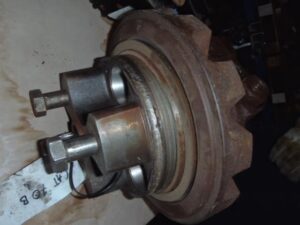 Hidromotor de marș caterpillar - piesă industrială robustă 1 Hidromotor de marș caterpillar – piesă industrială robustă
