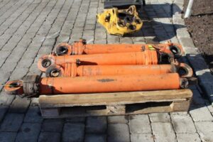 Cilindru hidraulic pentru excavator atlas 1302 - set de 4 bucăți 1 Cilindru hidraulic pentru excavator atlas 1302 – set de 4 bucăți