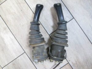 Joystick manetă de control pentru excavator hitachi zx135 1 Joystick manetă de control pentru excavator hitachi zx135