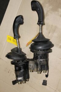 Joystick manetă de control pentru miniexcavator jcb 802 - set de 2 bucăți 1 Joystick manetă de control pentru miniexcavator jcb 802 – set de 2 bucăți
