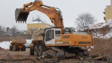 Excavator Liebherr 944 în utilizare pe șantier