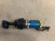 Joystick hidraulic pentru utilaje de construcții cu butoane de control