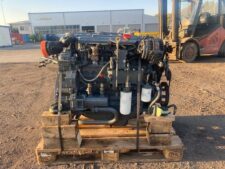 Motor Deutz BF4M1013 pe palet, vedere frontală în aer liber