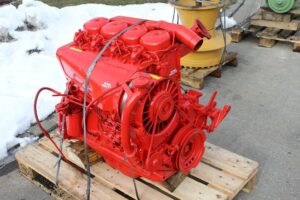 Motor deutz f4l912 roșu pe paletă de lemn 1 Motor deutz f4l912 roșu pe paletă de lemn