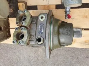 Motor hidraulic liebherr r954 – componentă industrială pe palet