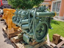 Motor Mercedes OM421-13 recondiționat și vopsit