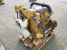 Motor Caterpillar 3126 expus pe palet, vedere frontală cu ventilatorul vizibil