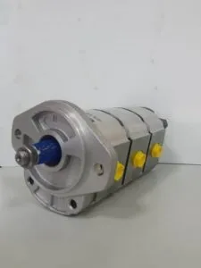 Pompa hidraulică pentru caterpillar 904b – model cu trei secțiuni și racorduri galbene