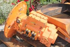 Pompa hidraulică Liebherr A902 în stare bună, culoare portocaliu, pentru utilaje de construcții