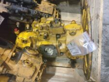 Pompa hidraulică galbenă pentru utilaj de construcții, compatibilă cu Liebherr R902