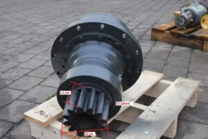 Reductor de rotire pentru miniexcavator airman ax05-11 cu 12 dinți, diametru 9. 3 cm, lungime 15 cm