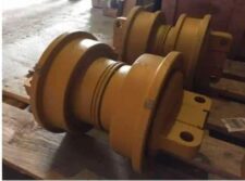 Rola rulare excavator galbenă pe paleți