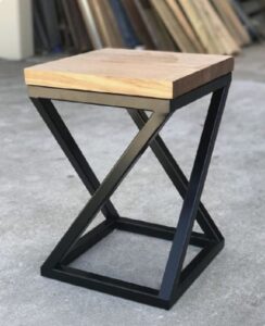 Scaun metalic cu șezut de lemn, design modern și robust