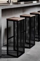 Scaun metalic tip bar cu design industrial și suprafață din lemn