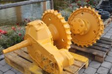 Transmisie finală galbenă Liebherr PR721-12 pe palet de lemn