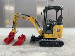 Mini-excavator caterpillar 301. 5 cu accesorii de schimb roșii