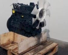 Motor Kubota V1505-18 pe palet de lemn, vedere frontală